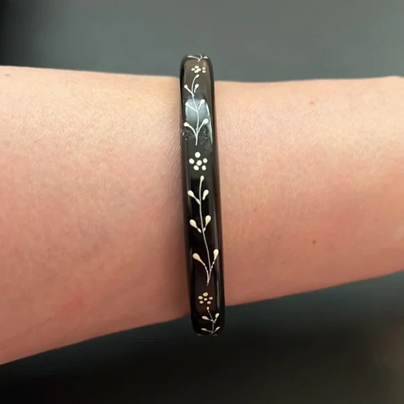 Vintage Plastic Bangle Bracelet, Black, White Floral Design, Retro, Boho - Picture 2 of 7